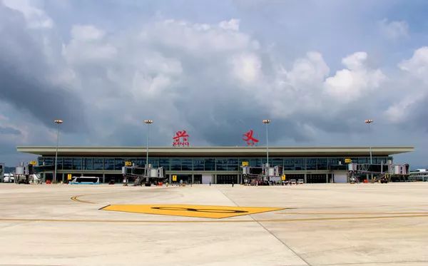 貴州興義萬(wàn)峰林機(jī)場(chǎng).jpg